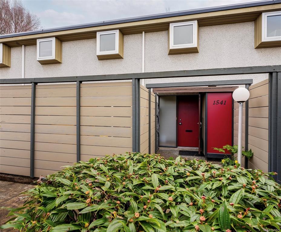 Third View of 1541 North Dairy Rd, Victoria, BC, V8T 3T9