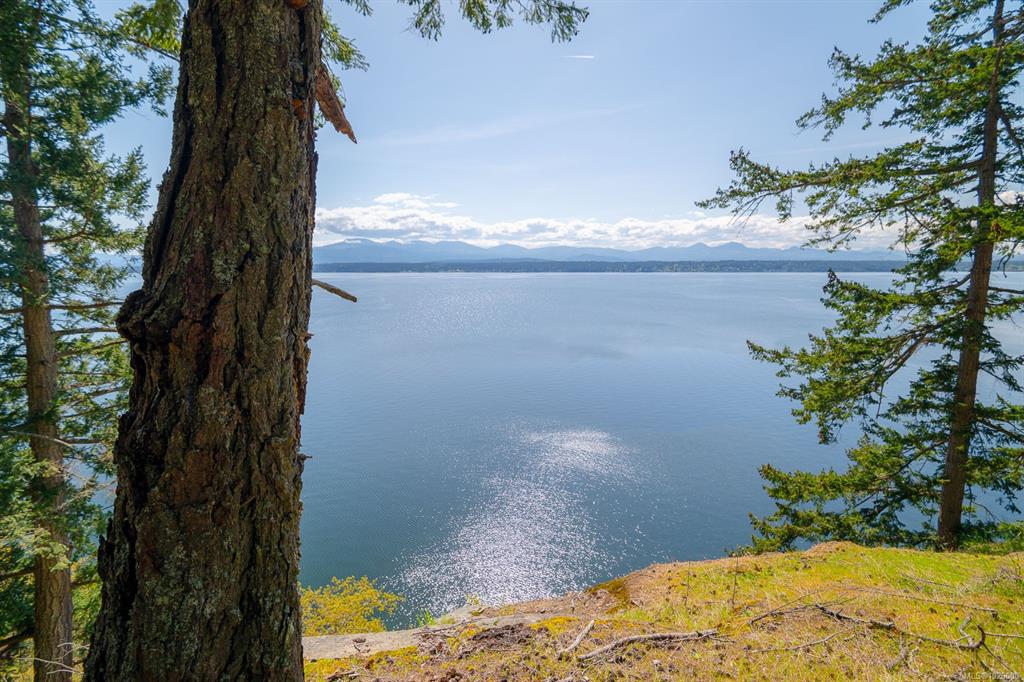 Third View of 553 Flewett Dr, Decourcy Island, BC, A1A 1A1