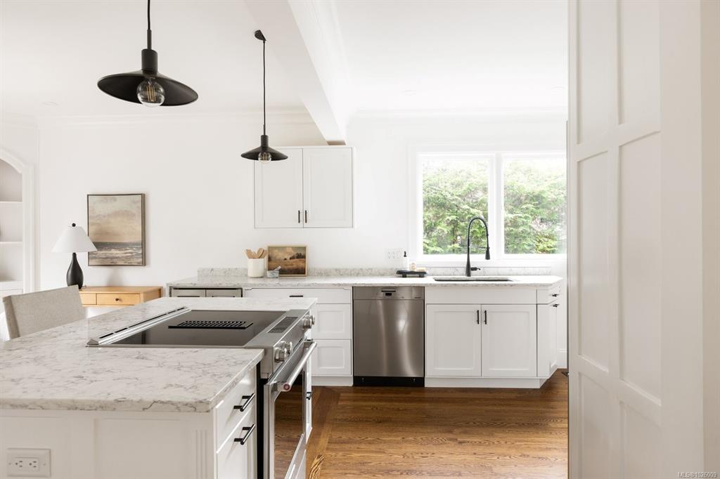 Fifth View of 535 Falkland Rd, Oak Bay, BC, V8S 4L6