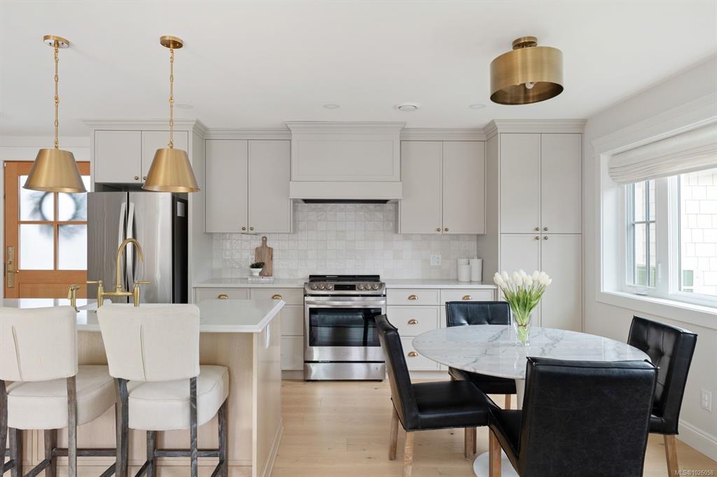 Third View of 957 Maddison St, Victoria, BC, V8S 4C6