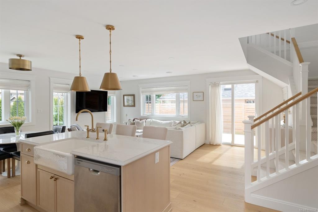 Fourth View of 957 Maddison St, Victoria, BC, V8S 4C6