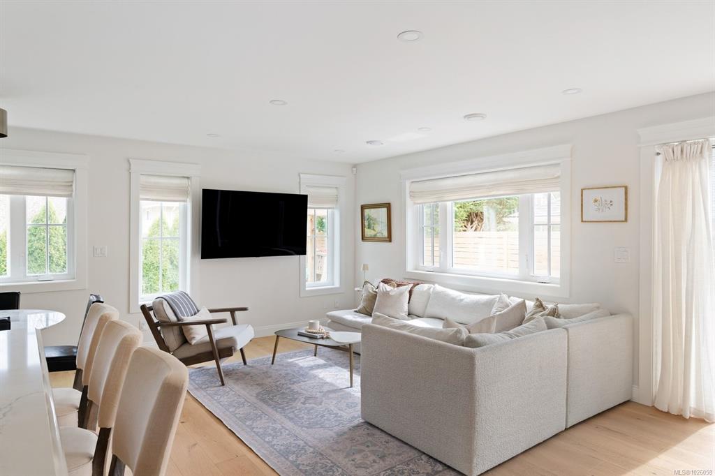 Fifth View of 957 Maddison St, Victoria, BC, V8S 4C6