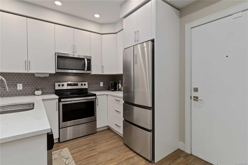 Fifth View of 280 Island Hwy, Maija London, View Royal, BC, V9B 1G5