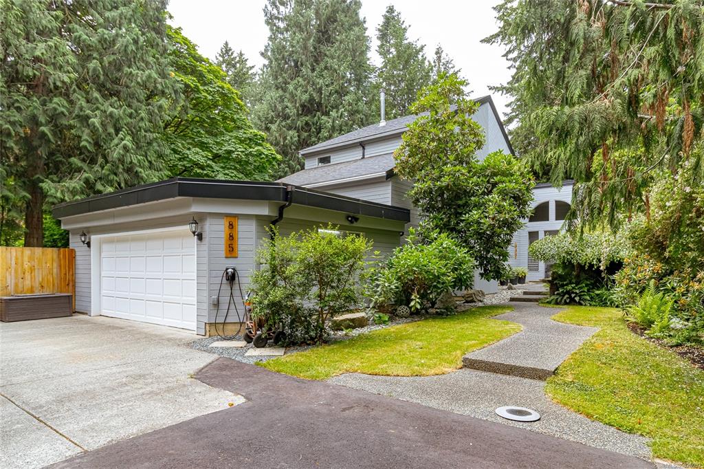 Third View of 885 Falkirk Ave, North Saanich, BC, V8L 5G8
