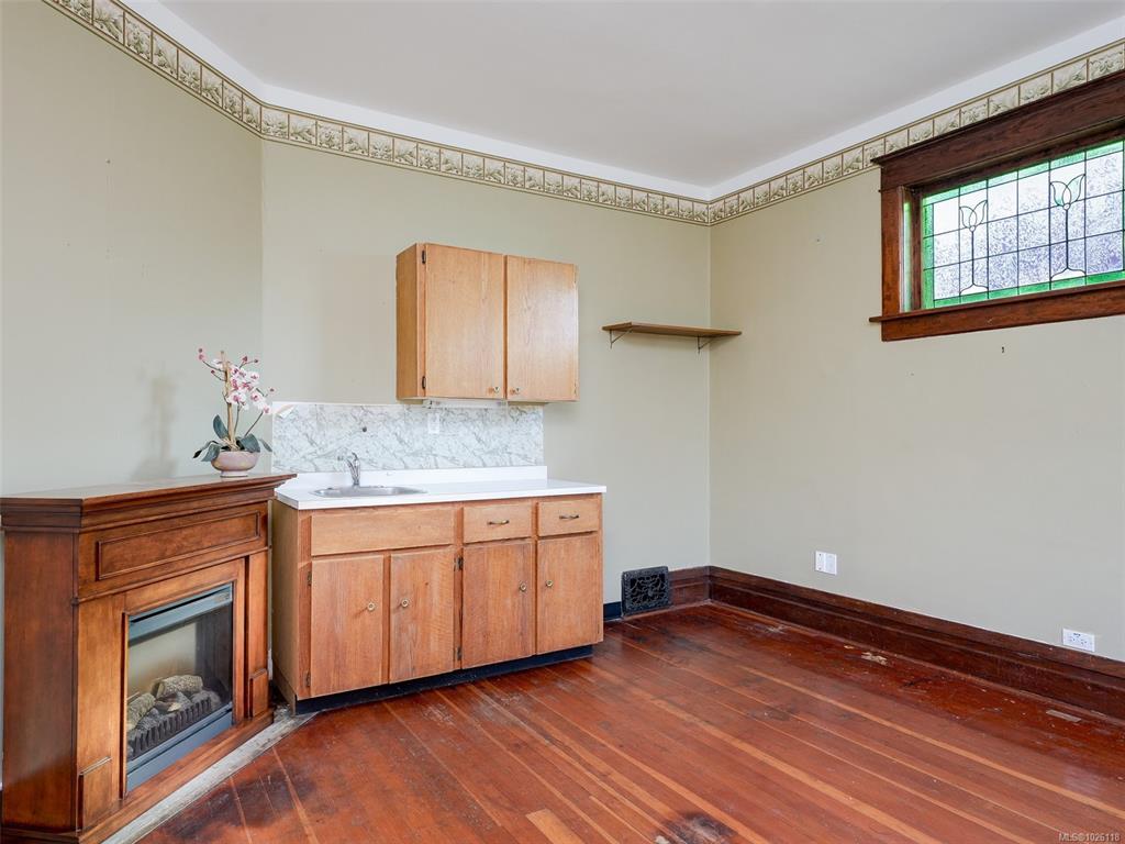 Fifth View of 1250 Fairfield Rd, Victoria, BC, V8V 3B5