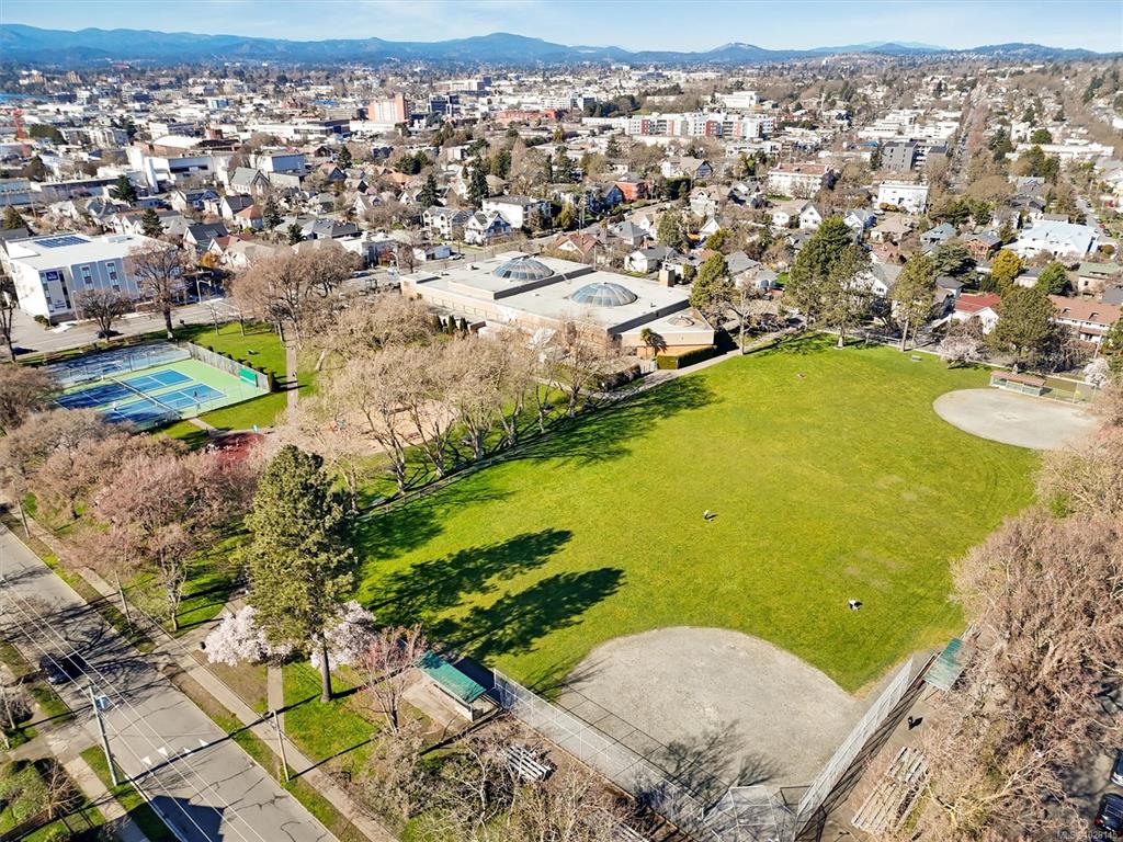 Third View of 909 Pembroke St, Victoria, BC, V8T 4Z5