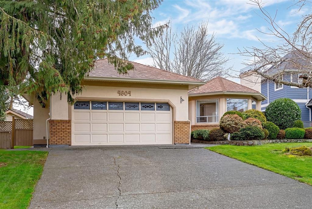 Third View of 4604 Sunnymead Way, Saanich, BC, V8Y 3B7