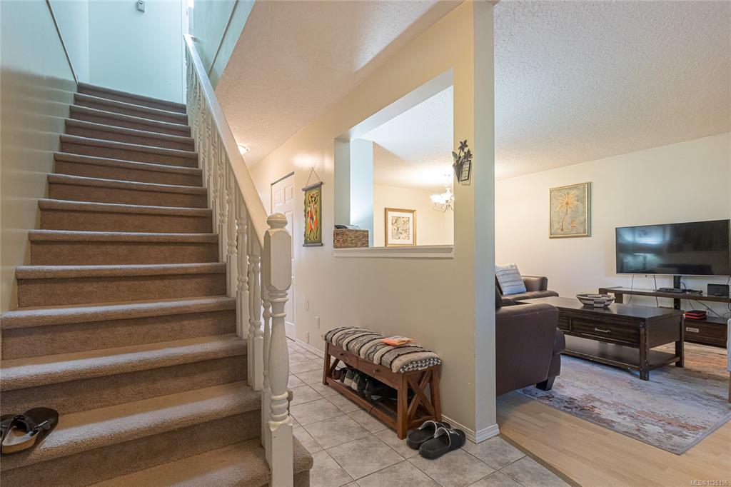 Fourth View of 2882 Belmont Ave, Victoria, BC, V8R 6T3