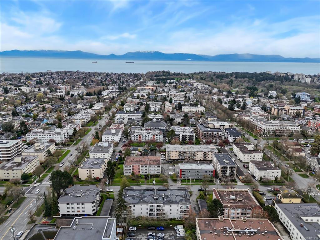 Third View of 1040 Rockland Ave, Victoria, BC, V8V 3H5