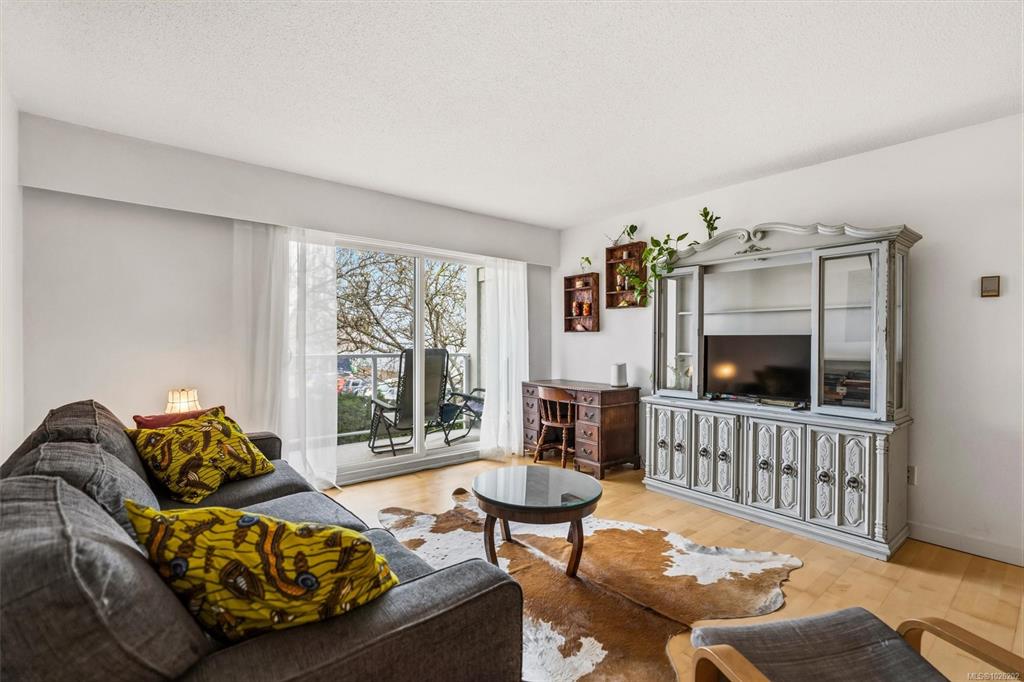 Fifth View of 1040 Rockland Ave, Victoria, BC, V8V 3H5