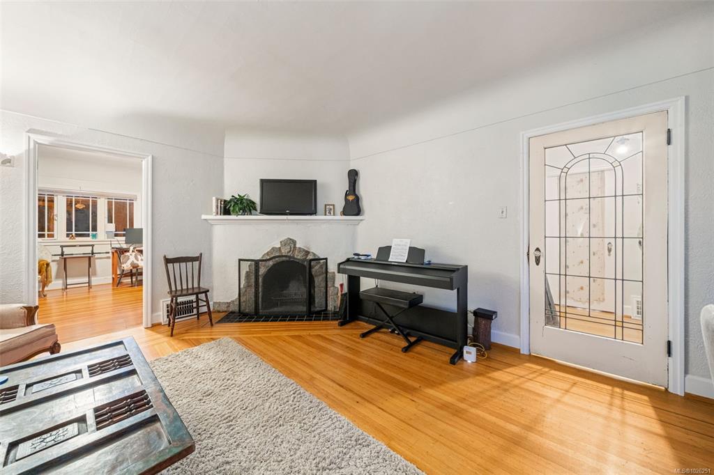 Fourth View of 990 Hampshire Rd, Oak Bay, BC, V8S 4S7