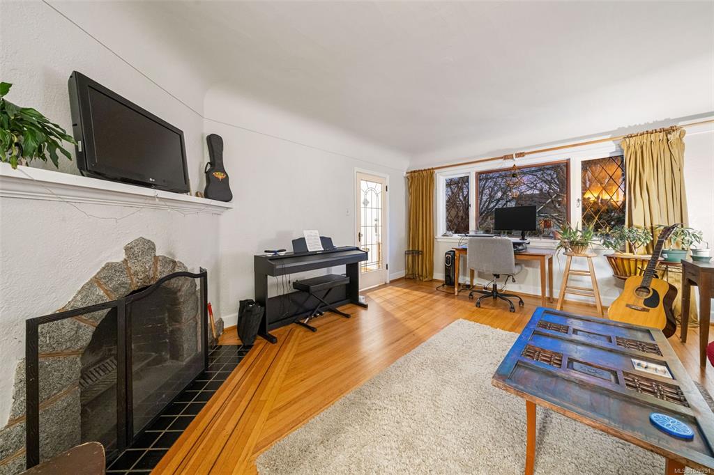 Fifth View of 990 Hampshire Rd, Oak Bay, BC, V8S 4S7