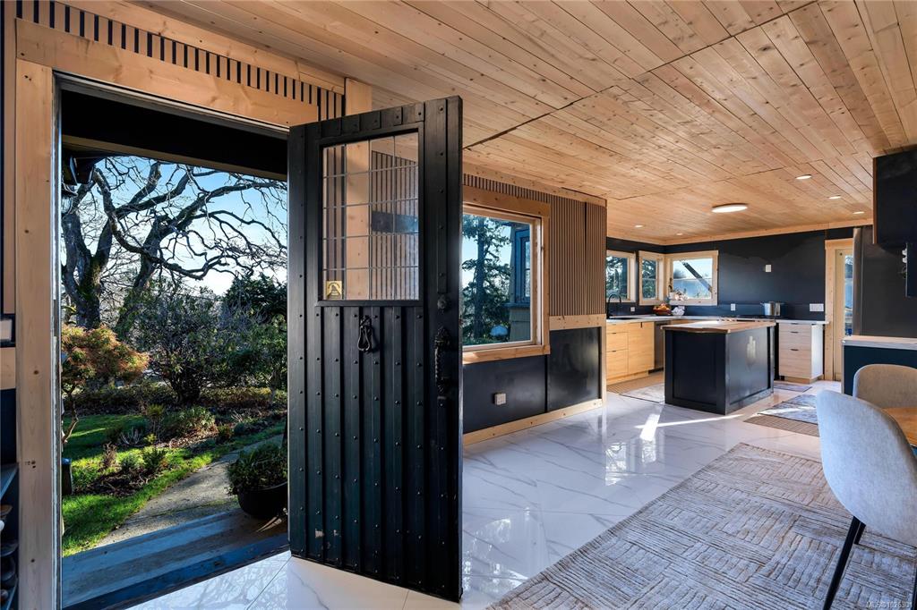 Fourth View of 3580 Doncaster Dr, Saanich, BC, V8P 3W3