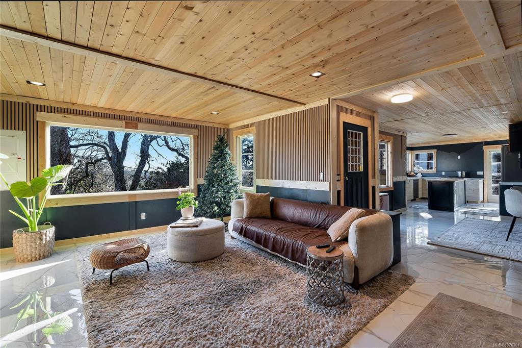 Fifth View of 3580 Doncaster Dr, Saanich, BC, V8P 3W3