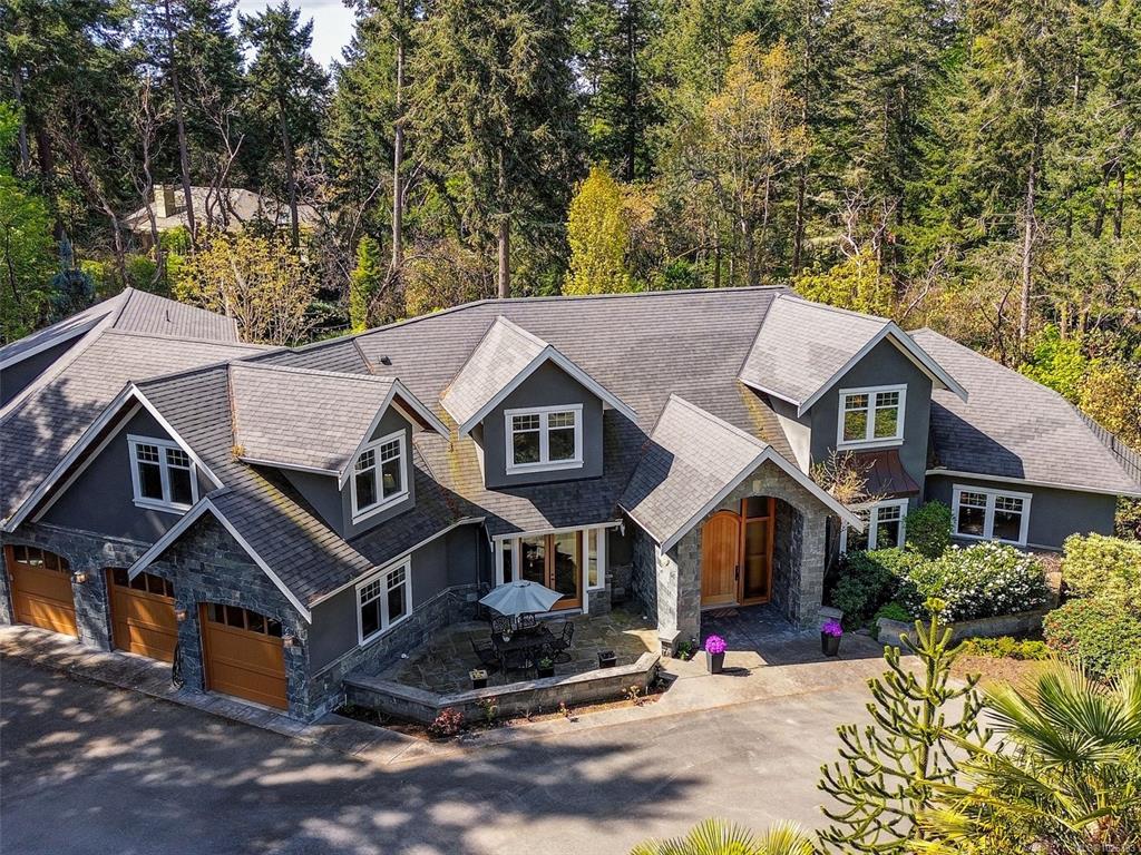 Fourth View of 2615 Queenswood Dr, Saanich, BC, V8N 1X6