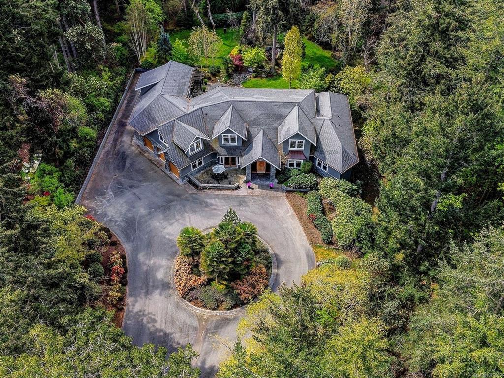 Fifth View of 2615 Queenswood Dr, Saanich, BC, V8N 1X6