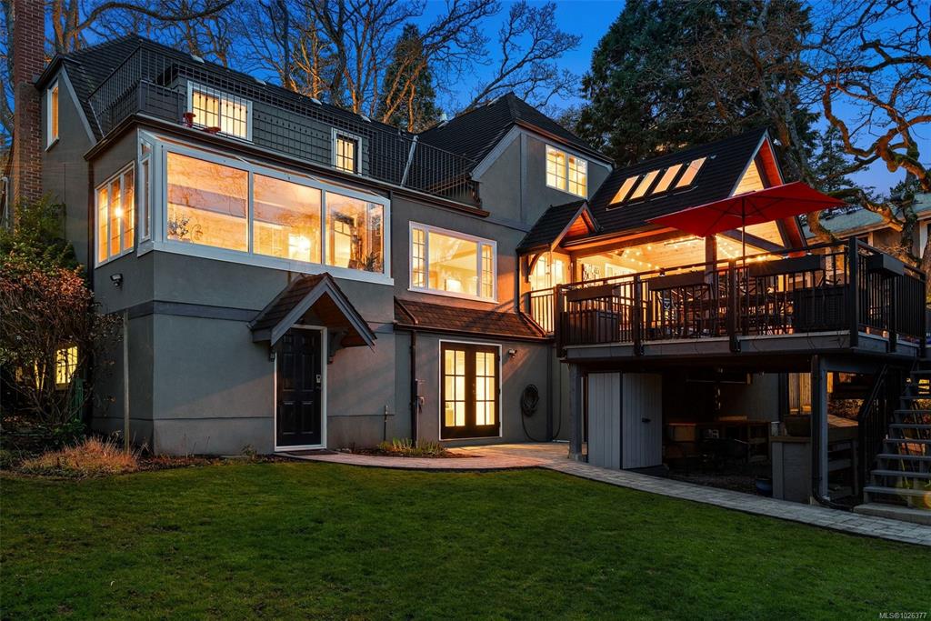 Third View of 995 Terrace Ave, Victoria, BC, V8S 3V2