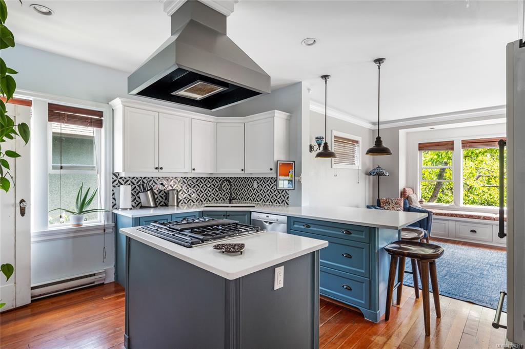 Fifth View of 2161 Fair St, Oak Bay, BC, V8R 2G9