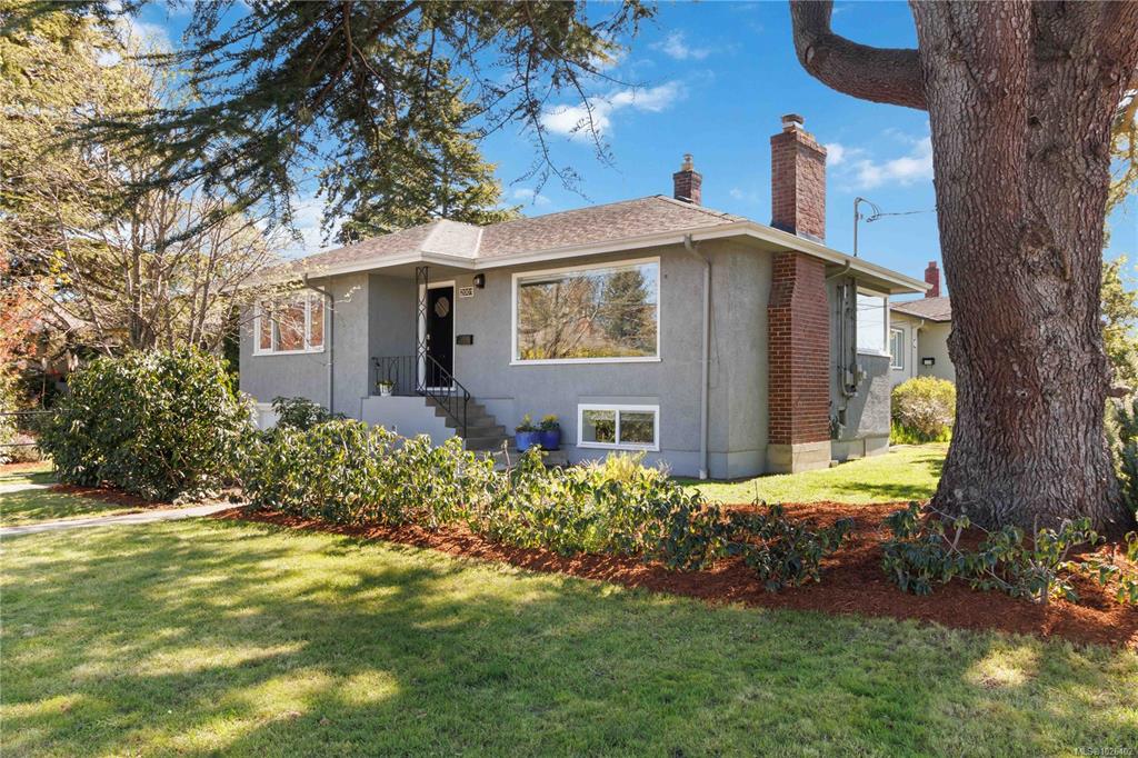 Second View of 2001 Carrick St, Oak Bay, BC, V8R 2M5