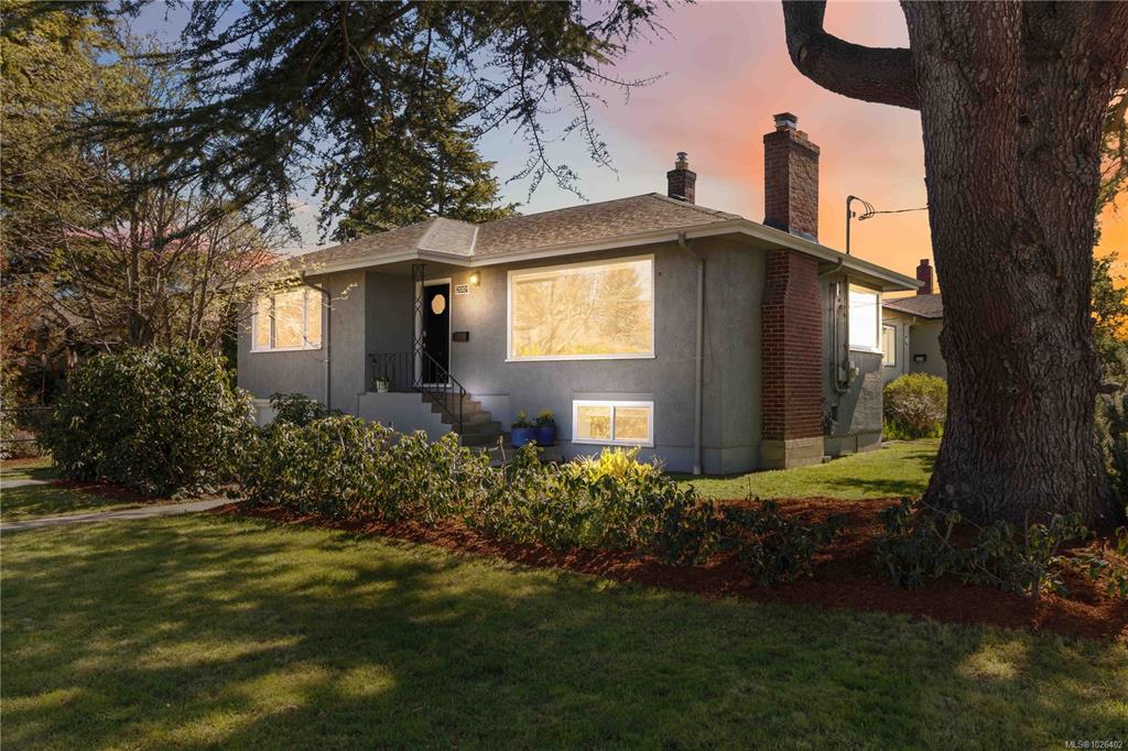 Third View of 2001 Carrick St, Oak Bay, BC, V8R 2M5