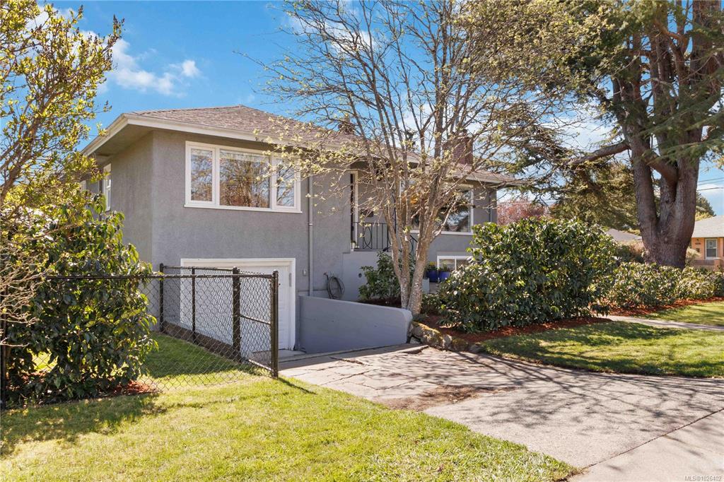 Fourth View of 2001 Carrick St, Oak Bay, BC, V8R 2M5