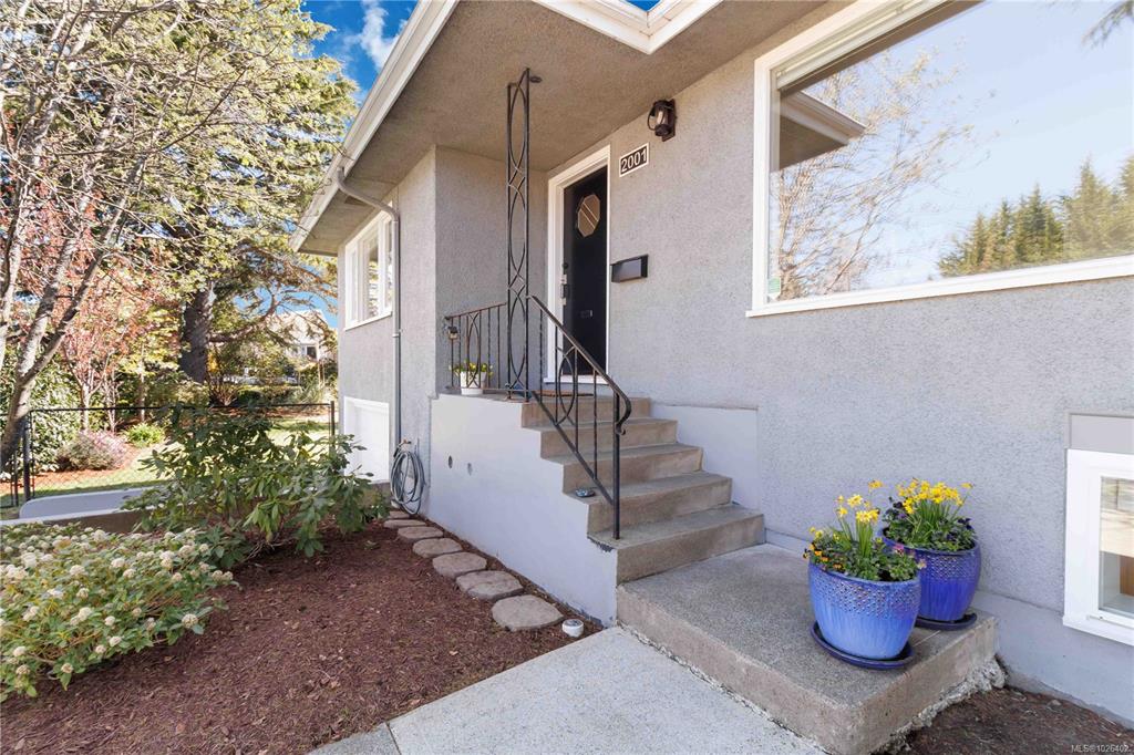 Fifth View of 2001 Carrick St, Oak Bay, BC, V8R 2M5