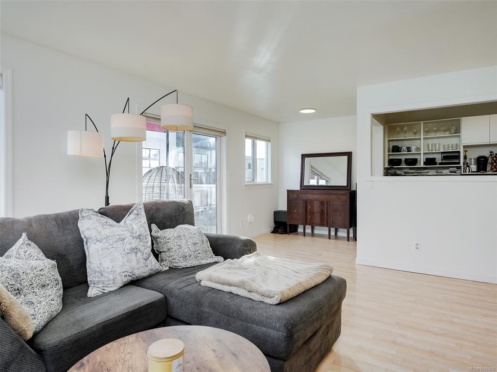 Fourth View of 2647 Graham St, Sovereign, Victoria, BC, V8T 3Y8