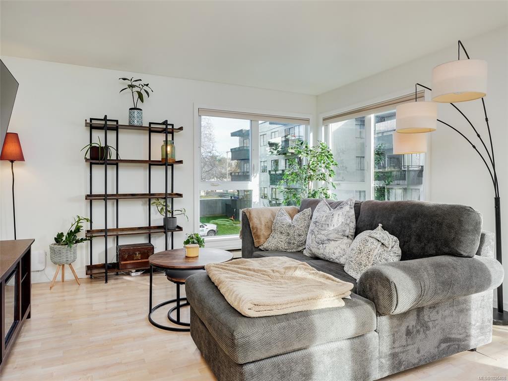 Fifth View of 2647 Graham St, Sovereign, Victoria, BC, V8T 3Y8