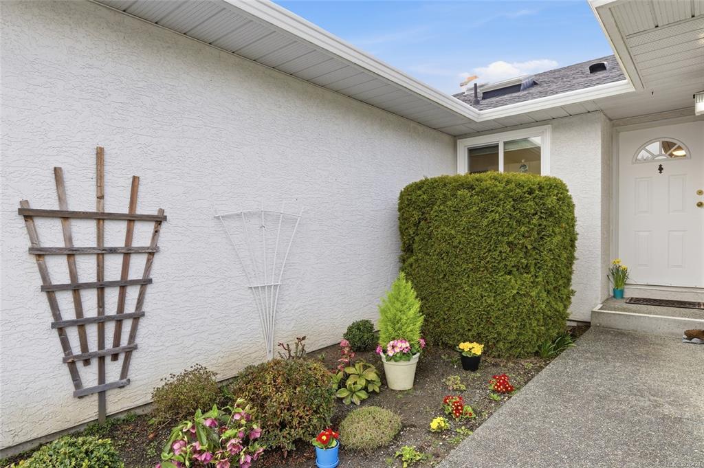 Fifth View of 10055 Fifth St, Sidney, BC, V8L 2X8