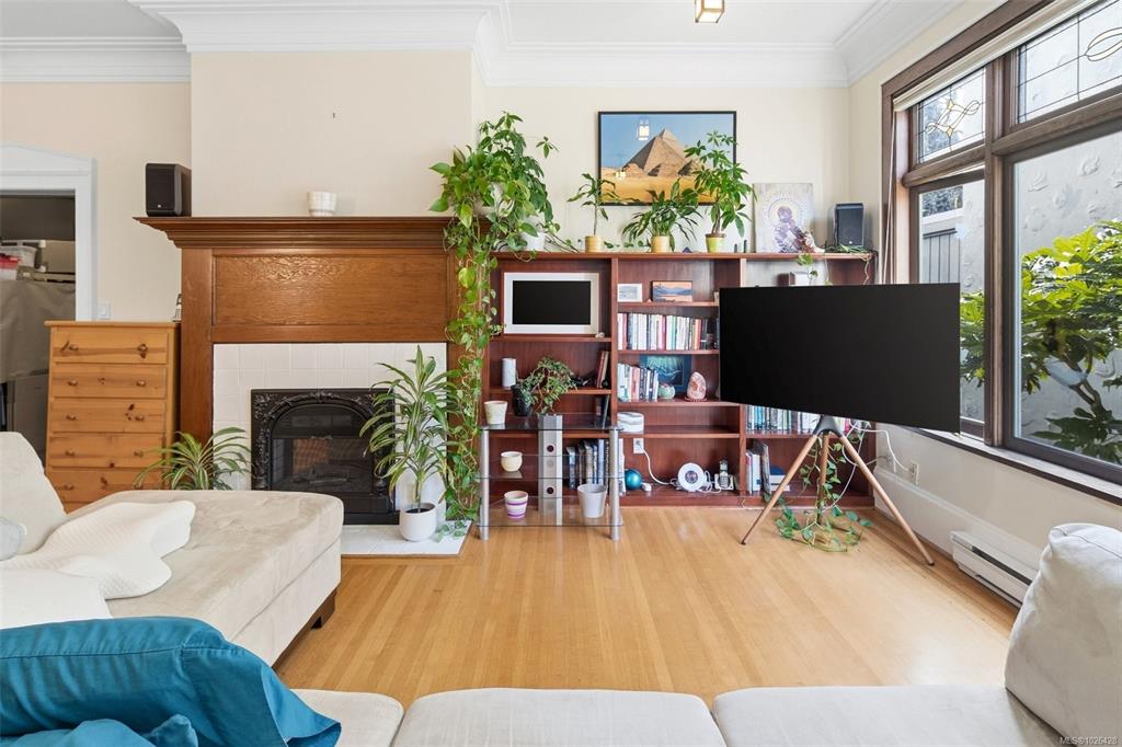 Fourth View of 1392 Rockland Ave, Rockland House, Victoria, BC, V8S 1V8