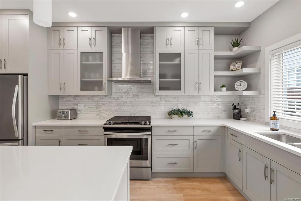 Fourth View of 4355 Viewmont Ave, The Reeve, Saanich, BC, V8Z 5K8