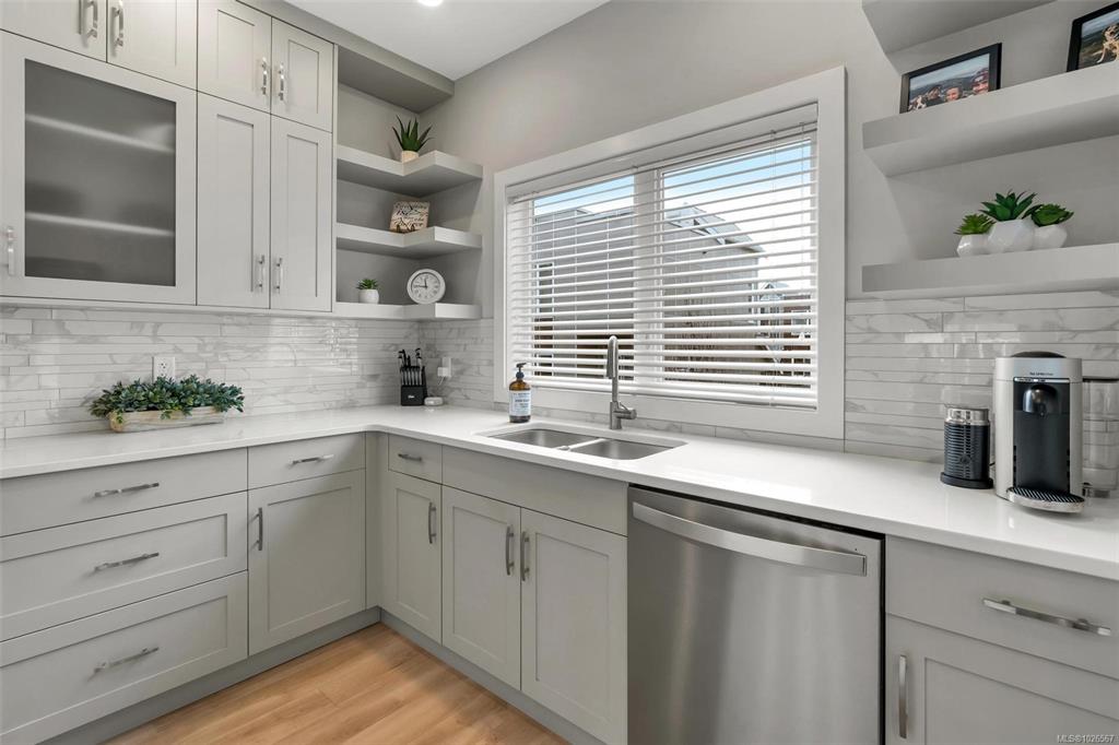 Fifth View of 4355 Viewmont Ave, The Reeve, Saanich, BC, V8Z 5K8