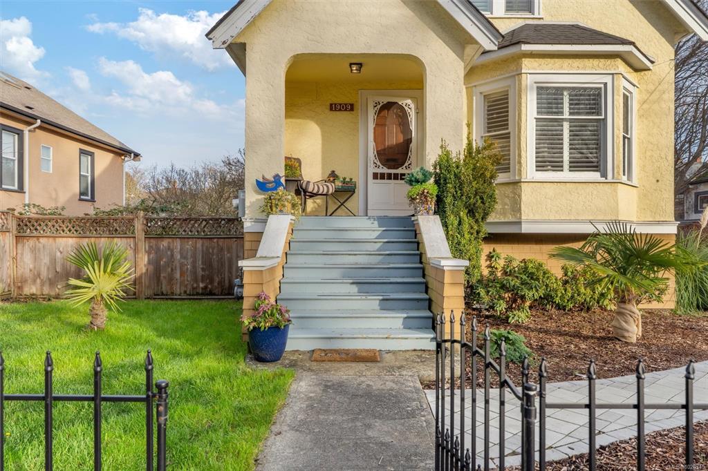 Fifth View of 1909 Duchess St, Victoria, BC, V8R 4W2