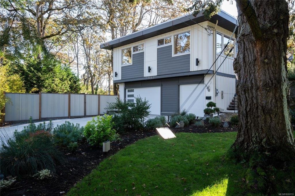 Fifth View of 1542 Athlone Dr, Saanich, BC, V8P 2T1