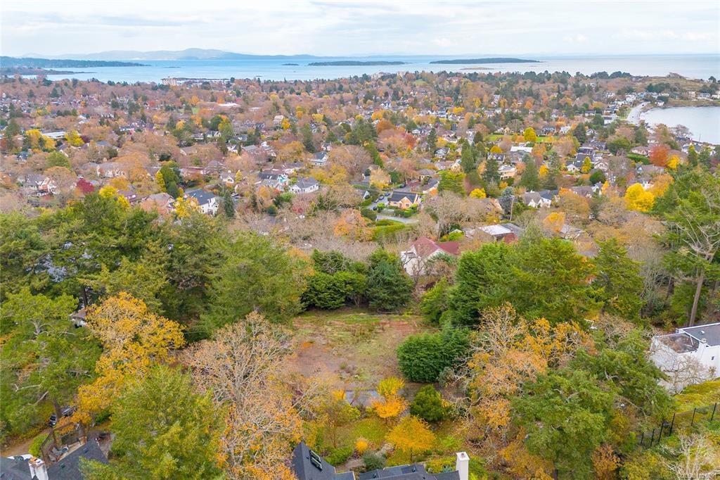 Fifth View of 24 Sylvan Lane, Oak Bay, BC, V8S 2K8