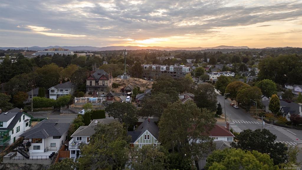 Fifth View of 1959 Hampshire Rd, Oak Bay, BC, V8R 5T9