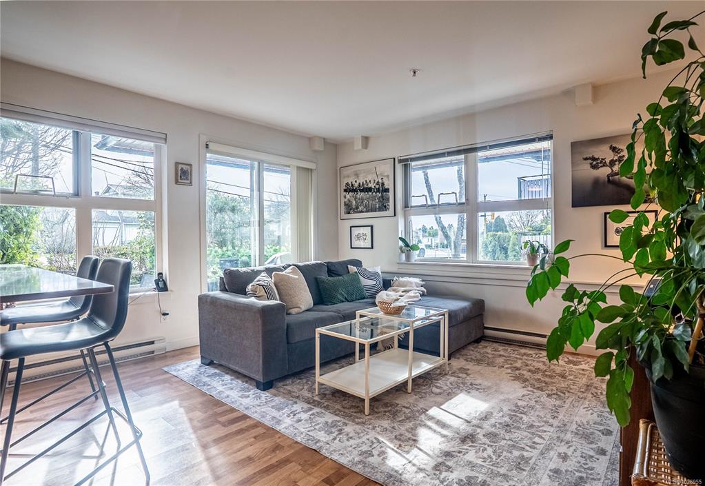 Third View of 2940 Harriet Rd, Saanich, BC, V9A 1T3