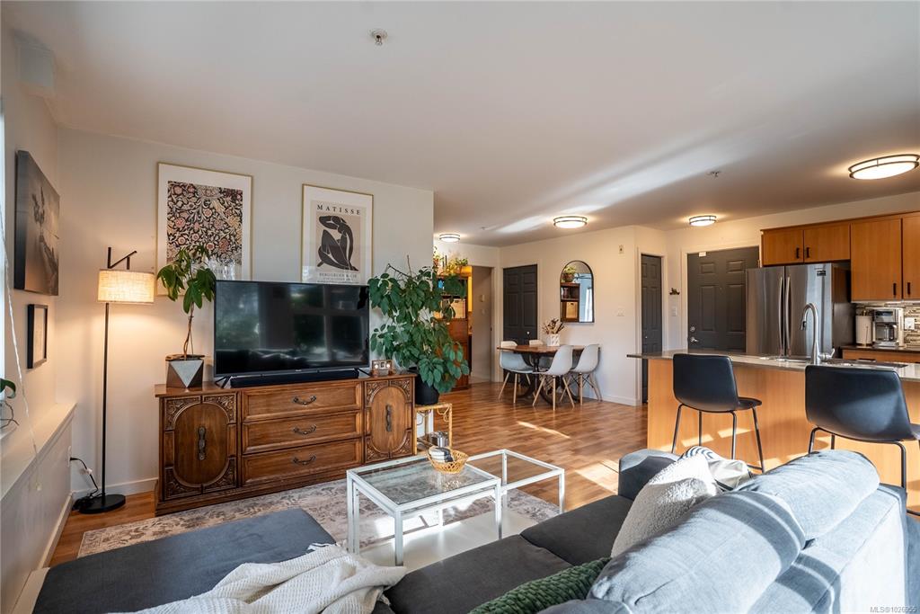 Fifth View of 2940 Harriet Rd, Saanich, BC, V9A 1T3