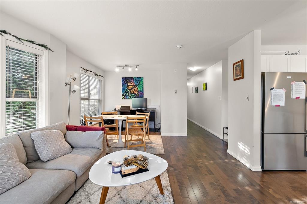 Fifth View of 1710 Fort St, Waterford Park, Victoria, BC, V8R 1J2