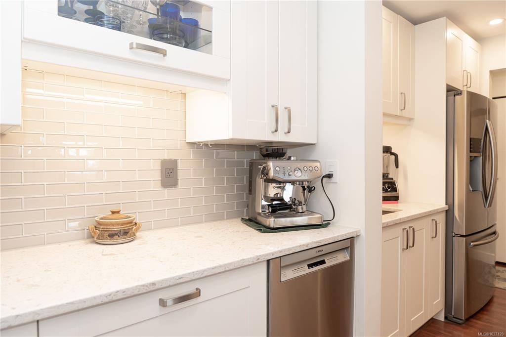 Fourth View of 105 Gorge Rd E, Treelane Estates, Victoria, BC, V9A 6Z2