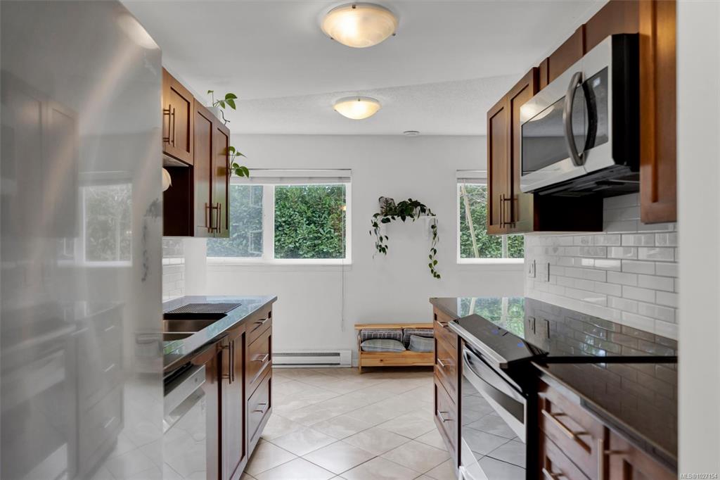 Fifth View of 1201 Hillside Ave, Blackwood Manor, Victoria, BC, V8T 2B1