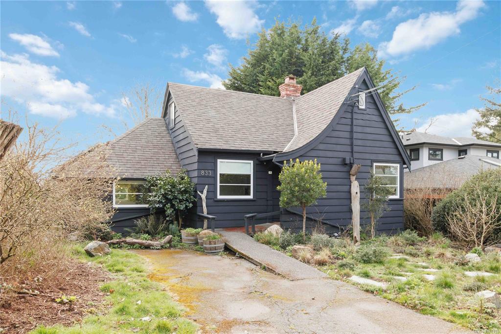 Third View of 833 Leslie Dr, Saanich, BC, V8X 2Y3