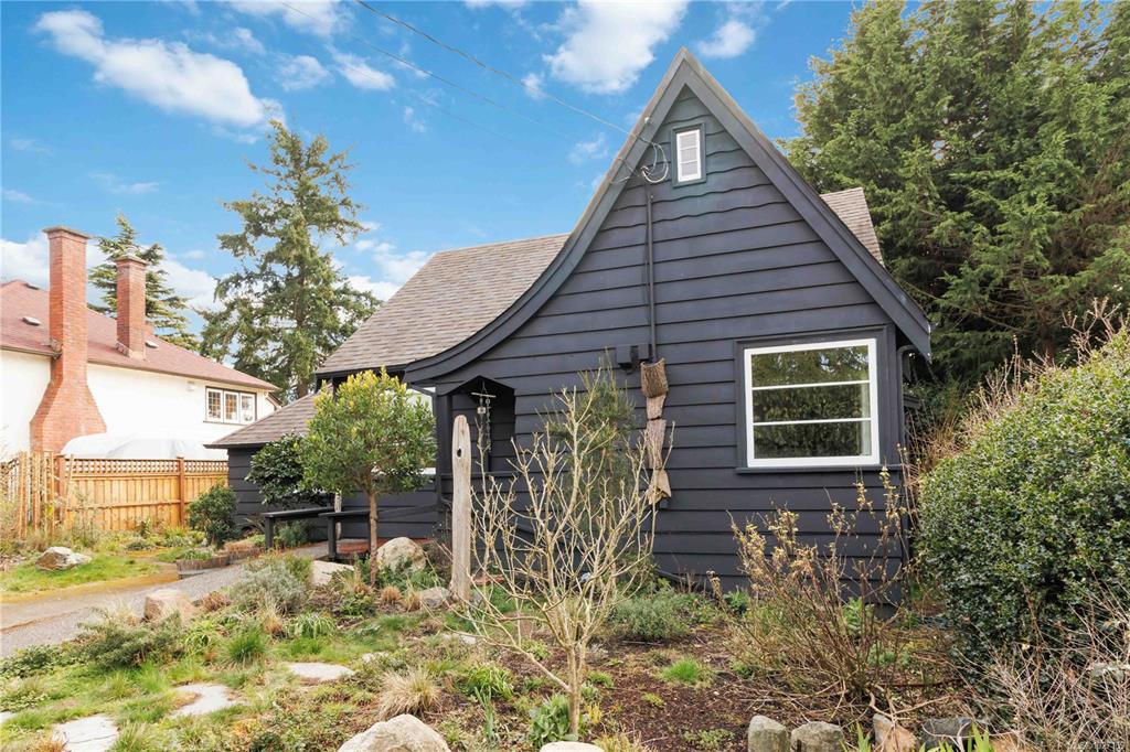 Fourth View of 833 Leslie Dr, Saanich, BC, V8X 2Y3