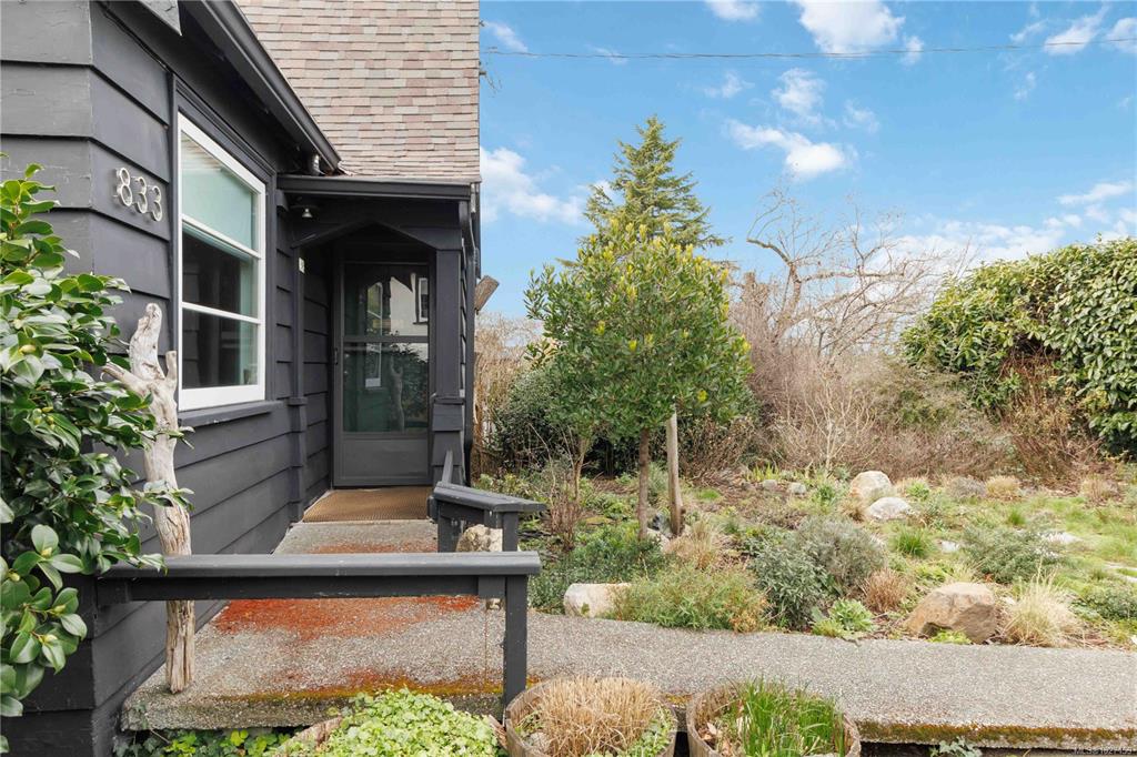 Fifth View of 833 Leslie Dr, Saanich, BC, V8X 2Y3