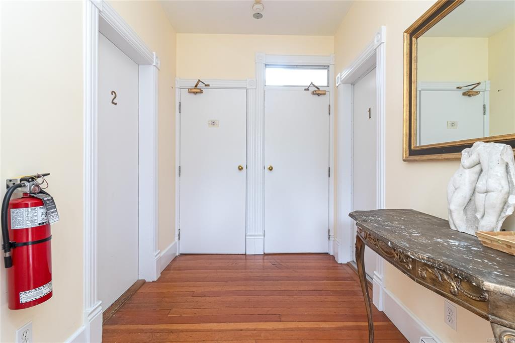 Fifth View of 1418 Fernwood Rd, Victoria, BC, V8V 4P7