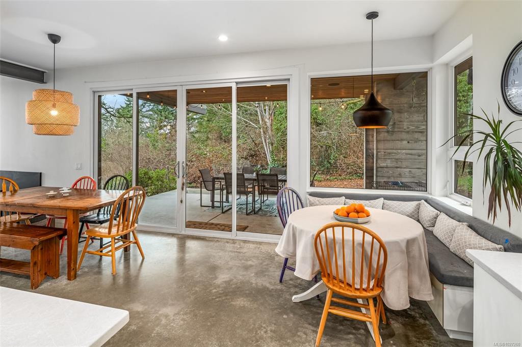 Fifth View of 1230 Burnside Rd W, Saanich, BC, V8Z 1N7