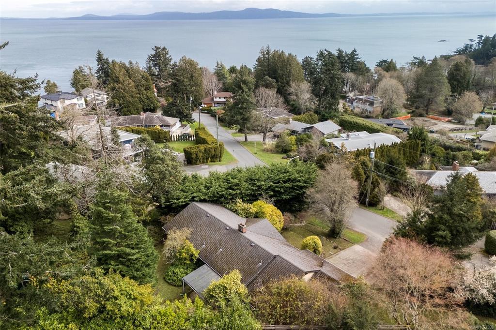 Fifth View of 3984 Hollydene Pl, Saanich, BC, V8N 3Z7