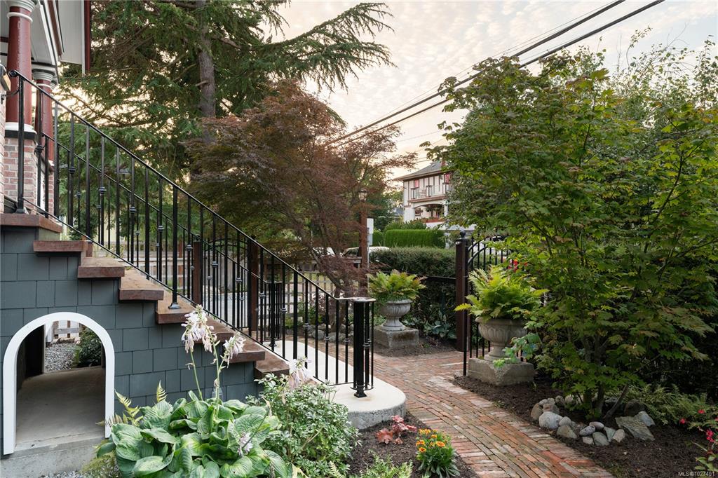 Fifth View of 1215 Richardson St, Victoria, BC, V8V 3C9