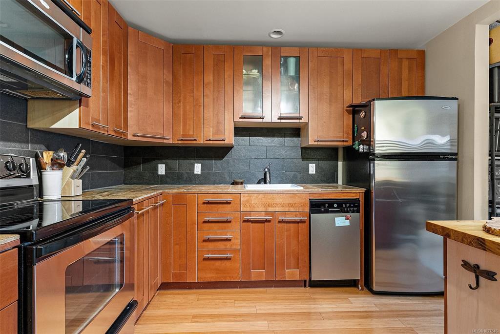 Fifth View of 3215 Alder St, Saanich, BC, V8X 1P3