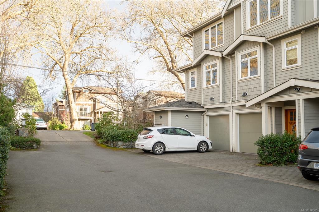 Fifth View of 2918 Shelbourne St, Lansdowne Walk, Victoria, BC, V8R 4M6